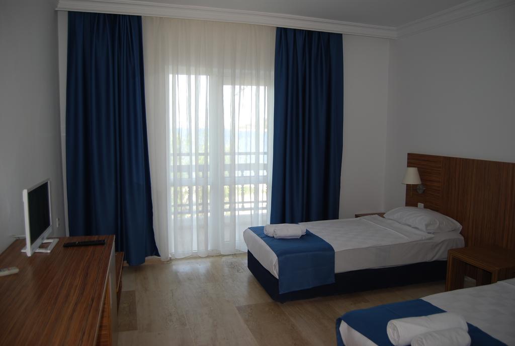 Club Blue White All Inclusive Turgutreis Pokoj fotografie